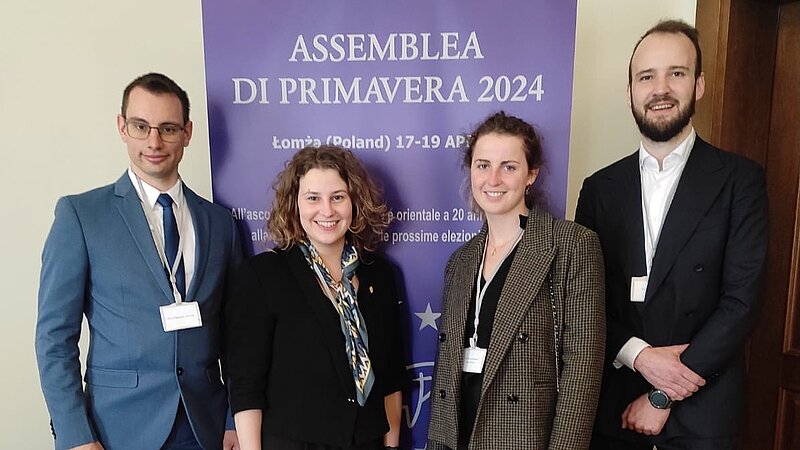 De gauche à droite, David Ogorevc, Miglé Viselgaité, Clotilde Lacoste et Ruben Cuyvers, membres de la présidence du COMECE Youth Net. © COMECE De gauche à droite, David Ogorevc, Miglé Viselgaité, Clotilde Lacoste et Ruben Cuyvers, membres de la présidence du COMECE Youth Net. © COMECE